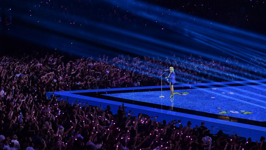 HITNO SAOPŠTENJE POZNATE PEVAČICE Momentalno otkazala koncert nakon strašne tragedije