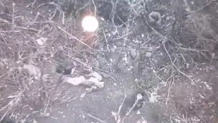 DRON ZABELEŽIO NESTVARNU SCENU NA FRONTU U UKRAJINI: Udario ga puškom pa uskočio u rov da se obarčunaju PRSA U PRSA (VIDEO)