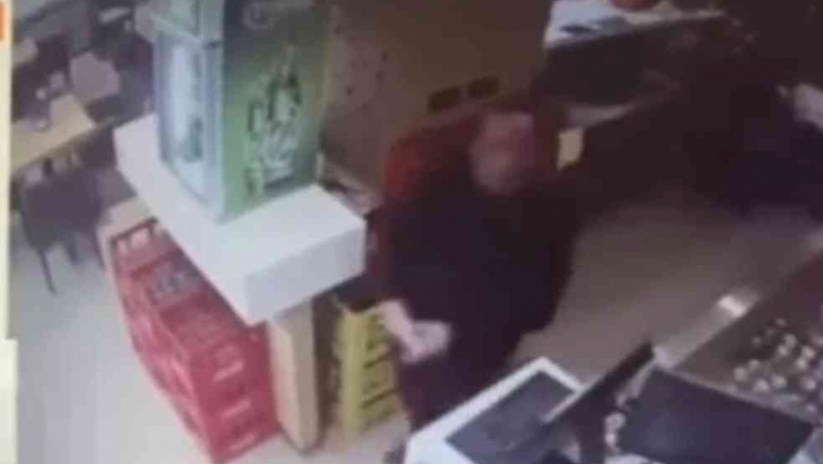 SA DETETOM DOŠAO NA KAFU, PA UKRAO PAZAR Dete mu "čuvalo stražu" (VIDEO)