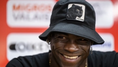 MARIO DLAKU MENJA, ALI ĆUD NIKADA Baloteli bacio petardu nasred svlačionice (VIDEO)