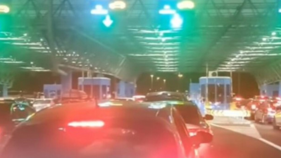 AUTO SA SRPSKIM TABLICAMA STIGAO NA BAJAKOVO, POLICAJCI SE ŠOKIRALI "Slepi" putnik nije hteo da izađe a onda su shvatili zašto