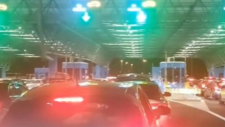 AUTO SA SRPSKIM TABLICAMA STIGAO NA BAJAKOVO, POLICAJCI SE ŠOKIRALI "Slepi" putnik nije hteo da izađe a onda su shvatili zašto