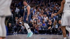 JEDNOM RUKOM I OD TABLU Neverovatna trojka Luke Dončića kojom je pečatirao sudbinu Bruklina (VIDEO)