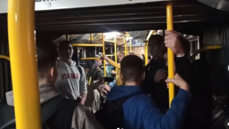 U AUTOBUSU br 56 ZAPEVALI PESME O KOSOVU: Putnici PLAKALI od oduševljenja zbog ovih mladića (VIDEO)