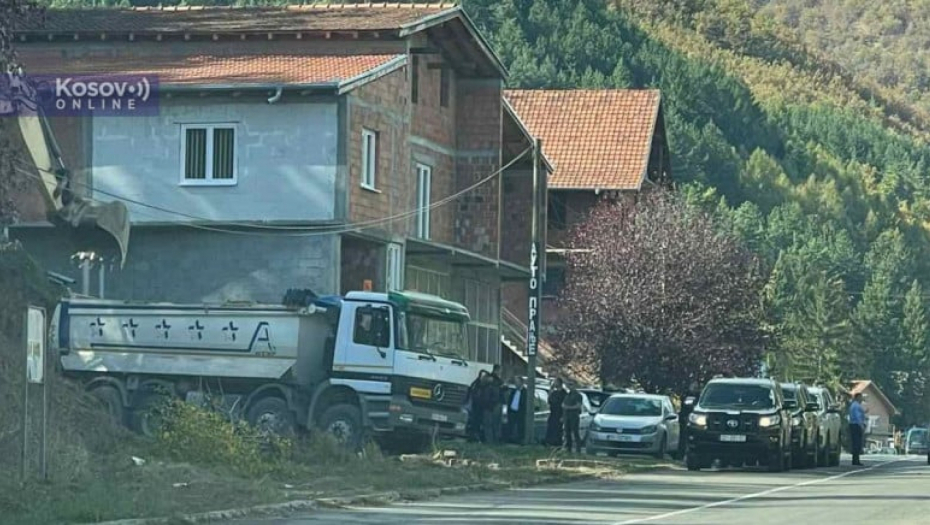 VIDI LI NEKO U SVETU OVAJ TEROR?! Kurtijeva policija u Zubinom Potoku nišani i školarce