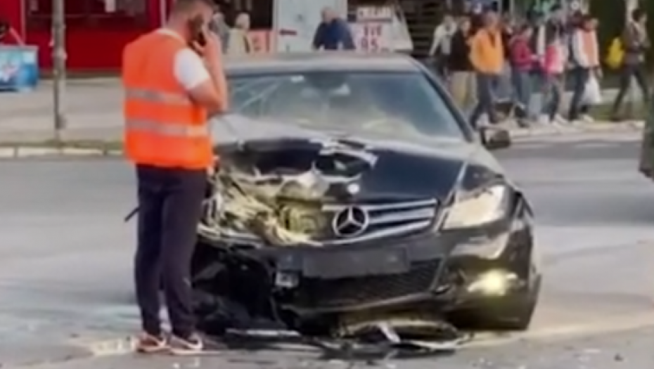 JEZIV PRIZOR U NOVOM SADU Mercedes potupno "zgužvan", drugo vozilo "oduvano" od siline udara (VIDEO)