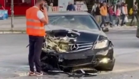 JEZIV PRIZOR U NOVOM SADU Mercedes potupno "zgužvan", drugo vozilo "oduvano" od siline udara (VIDEO)