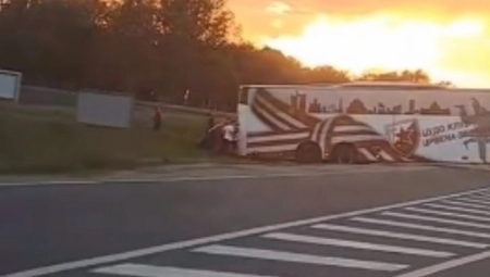 DRAMA NA AUTO-PUTU Autobus Crvene zvezde sleteo sa puta kod Stare Pazove (FOTO)