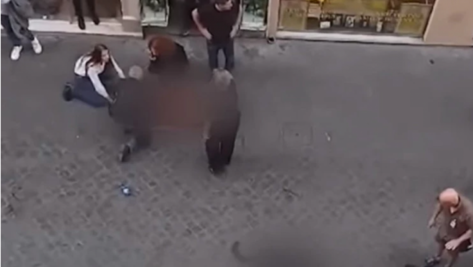 UZNEMIRUJUĆI SNIMAK! Jeziva scena u Rimu, rotvajler pao sa trećeg sprata na trudnicu