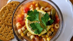 NAJPOZNATIJA ITALIJANSKA SUPA Dodajte joj paradajz i testeninu za pravi tradicionalni minestrone ukus