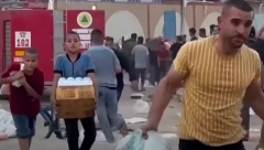 PALESTINCI UPALI U SKLADIŠTA SA HRANOM UN! U Gazi vlada glad, ljudi očajni grabe namirnice (VIDEO)