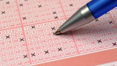 "BACI TIKET U SMEĆE" Dobio 315 miliona evra na lutriji, uzbuđeno došao na šalter, a onda šok