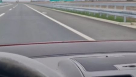 MOGAO JE DA POGINE Jeziv snimak, muškarac uradio nešto nedopustivo na auto-putu (VIDEO)
