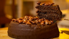 SOČNA TORTA SA AROMAMA JESENI Jabuke sa cimetom i čokoladom nikada ne mogu da budu promašaj