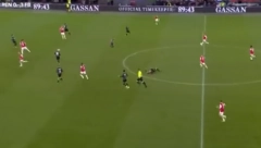 ŠTA SE OVO DEŠAVA DANAS U SVETU FUDBALA? Uznemirujuća scena u Holandiji, čuveni reprezentativac se samo srušio na terenu (VIDEO)