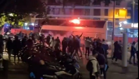 JEZIVE SCENE IZ FRANCUSKE Isplivao snimak napada huligana Marseja na autobus Liona, kamenje i baklje na sve strane (VIDEO)