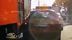 JEZIVI SNIMAK NESREĆE NA TROŠARINI! Tramvaj se zakucava u vozilo auto-škole dok je učenik za volanom (VIDEO)