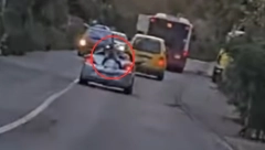 OVAKO NEŠTO STE VIDELI SAMO NA FILMOVIMA Jeziva scena u Beogradu, muškarac se zakačio za krov kabrioleta, vozač dodao gas (VIDEO)