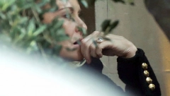 NE SMETA IM RAZLIKA U GODINAMA Bivšu ženu je varao sa dadiljom, a sada staje na ludi kamen u osmoj deceniji sa 30 godina mlađom ženom