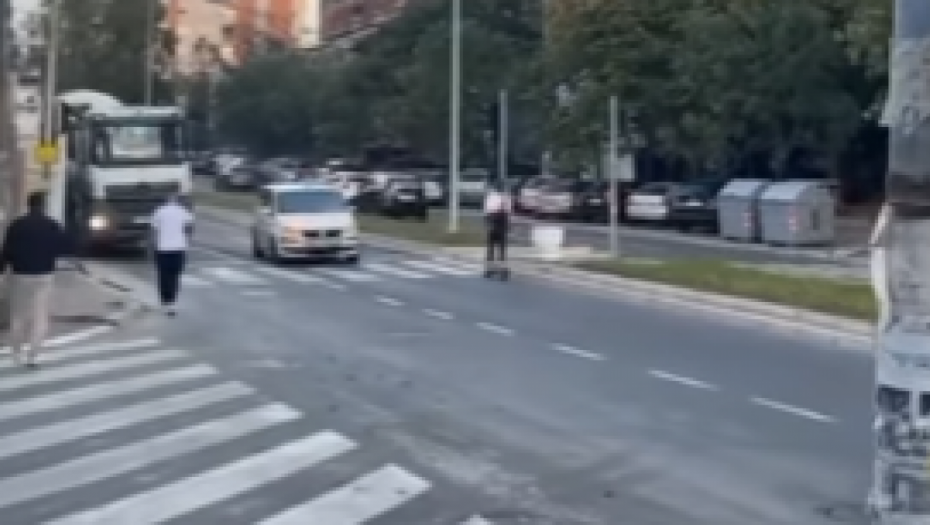 BEOGRAĐANI BESNI Kamera sve zabeležila, evo šta devojka radi na Južnom bulevaru (VIDEO)