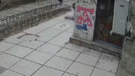 UZNEMIRUJUĆI SNIMAK Žena skočila sa 5. sprata, pala na prolaznicu i usmrtila je: Ljudi izbezumljeno trče