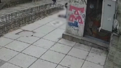 UZNEMIRUJUĆI SNIMAK Žena skočila sa 5. sprata, pala na prolaznicu i usmrtila je: Ljudi izbezumljeno trče