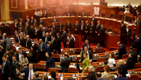 HAOS U ALBANSKOM PARLAMENTU Prekinuta sednica zbog fizičkog obračuna poslanika