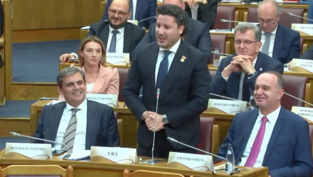 "DOBRO VEČE IZGUBLJENA NADO" Smeh u crnogorskoj skupštini prilikom izlaganja Abazovića (VIDEO)