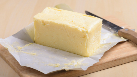 DOMAĆICE OBOŽAVAJU OVAJ TRIK  Kada ne možete da isečete puter, a treba vam hitno, upotrebite ovu sitnicu