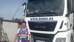 ZA FILIPINCE SRBIJA OBEĆANA ZEMLJA Kamiondžija Edi vozi u dresu naše zemlje, kolege pozdravlja s tri prsta