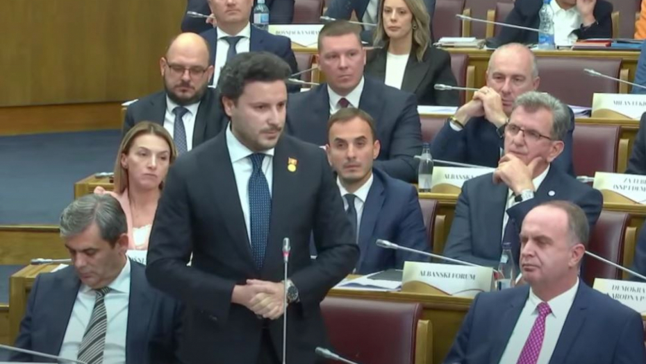 DRITAN NA PRVOM PREMIJERSKOM SATU POSLAO SPAJIĆU SKRIVENU PORUKU: Pomenuo ljude iz Nemačke koji nemaju kosu (VIDEO)