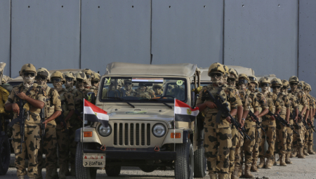 EGIPAT ŠALJE TENKOVE NA GRANICU SA GAZOM Otvara se granični prelaz kako bi se ranjeni Palestinci lečili u bolnicama u Kairu