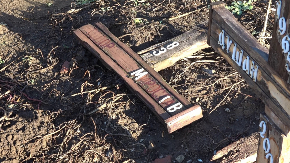 HOROR! POČUPALI KRSTOVE PO GROBLJU I POBACALI IH Stravičan vandalizam u Kikindi