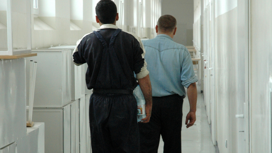 TRAŽILI DA SE PEDOFILU IZMERI POLNI ORGAN Presedan na suđenju očuhu optuženomu za silovanje pastorke (14)