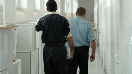 TRAŽILI DA SE PEDOFILU IZMERI POLNI ORGAN Presedan na suđenju očuhu optuženomu za silovanje pastorke (14)
