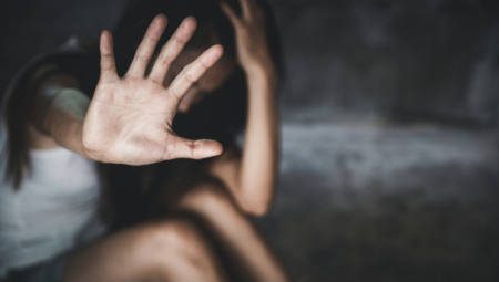 SILOVAO I PRETUKAO TINEJDŽERKU (19) KOD KRUŠEVCA Monstrum devojci polomio kosti na licu