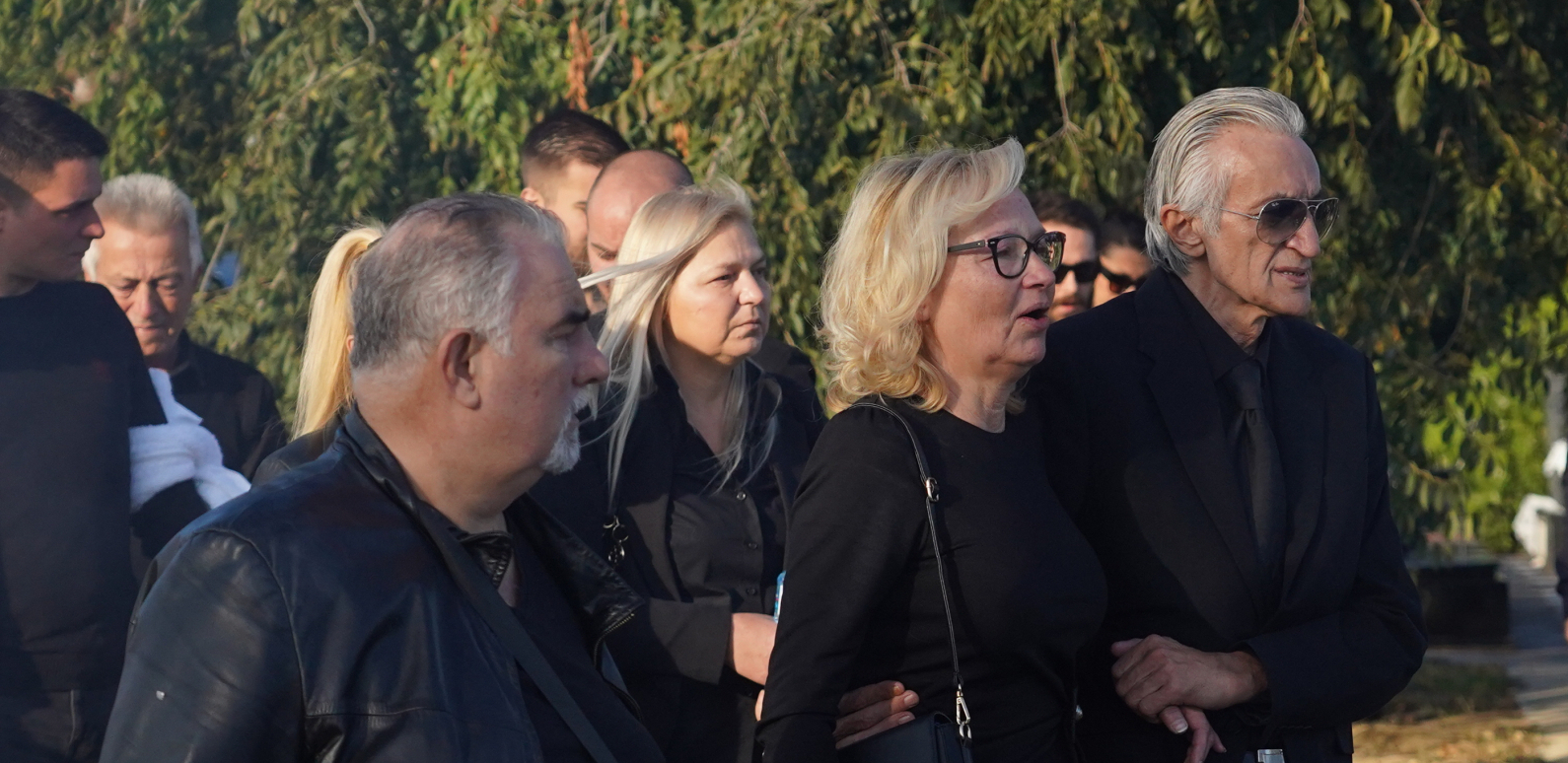 POTRESNE SCENE NA POMENU SINU MIRKA KODIĆA Majka jeca od tuge, ne može da sakrije bol!