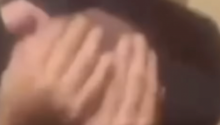 (UZNEMIRUJUĆI VIDEO) OSVANUO SNIMAK KAKO TUKU TIKTOKERA ZBOG DVOGLAVOG ORLA On viče "Neću više nikad", a oni ga udaraju po glavi