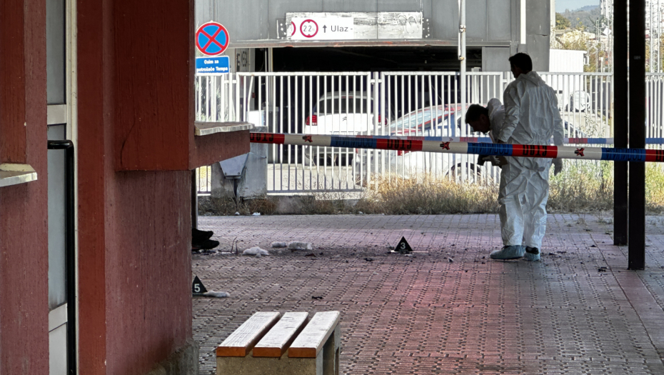 PRVE FOTOGRAFIJE S MESTA UŽASA U ČAČKU Muškarac se razneo bombom, delovi tela i spaljene stvari razbacani po železničkoj stanici