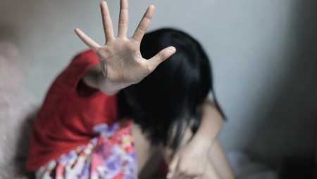 OPTUŽEN ZA 1.623 KRIVIČNA DELA Socijalni radnik 15 godina zlostavljao decu, snimao ih i delio materijal