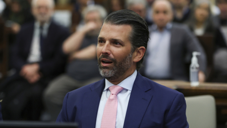 "TREBALO JE DA SE NAŠMINKAM" Sin Donalda Trampa svedočio u Njujorku u procesu protiv svog oca