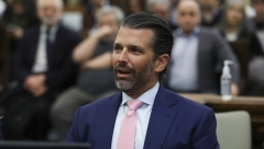 "TREBALO JE DA SE NAŠMINKAM" Sin Donalda Trampa svedočio u Njujorku u procesu protiv svog oca
