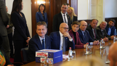 BROJ 1 SNS prva predala RIK-u izbornu listu uz 92 637 potpisa podrške (FOTO/VIDEO)