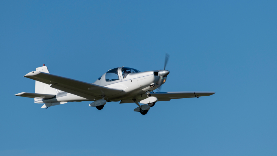 HRABRA ŽENA BEZ LETAČKOG ISKUSTVA PRIZEMLJILA AVION: Njen muž pilot doživeo srčani udar, kasnije preminuo