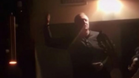 SAMO NOVAC VOLI Isplivao snimak iz kafane, Đilas na sav glas peva o parama (VIDEO)