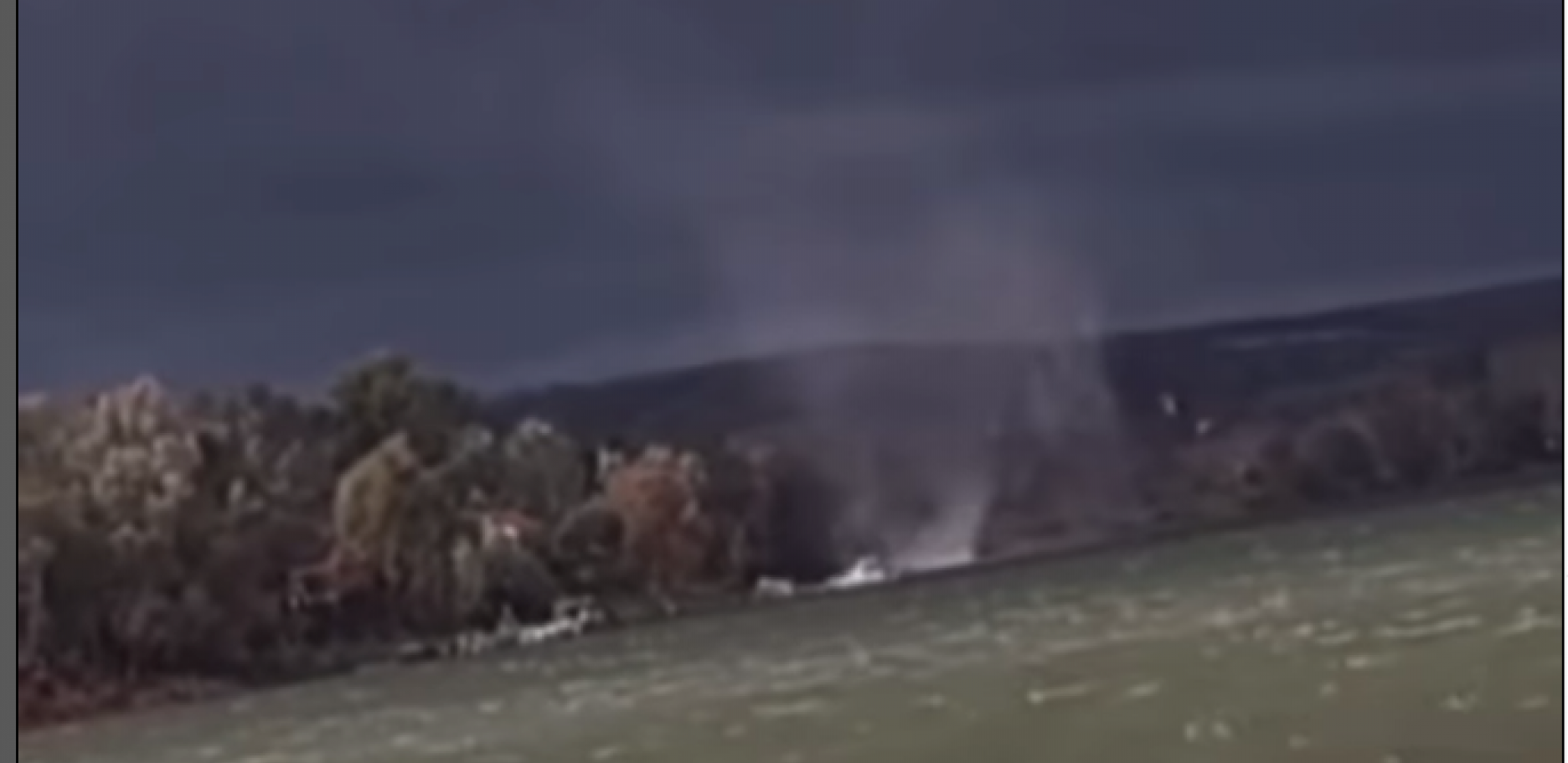 CRNO NEBO, PLJUSAK SE SRUČIO NA NOVI SAD Na ulicama grada apokaliptične scene, olujni udari vetra