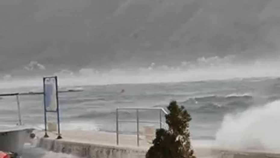 APOKALIPTIČNE SCENE U CRNOJ GORI Vetar čupa drveće, ogromni talasi prevrću brodove (FOTO/VIDEO)