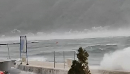 APOKALIPTIČNE SCENE U CRNOJ GORI Vetar čupa drveće, ogromni talasi prevrću brodove (FOTO/VIDEO)
