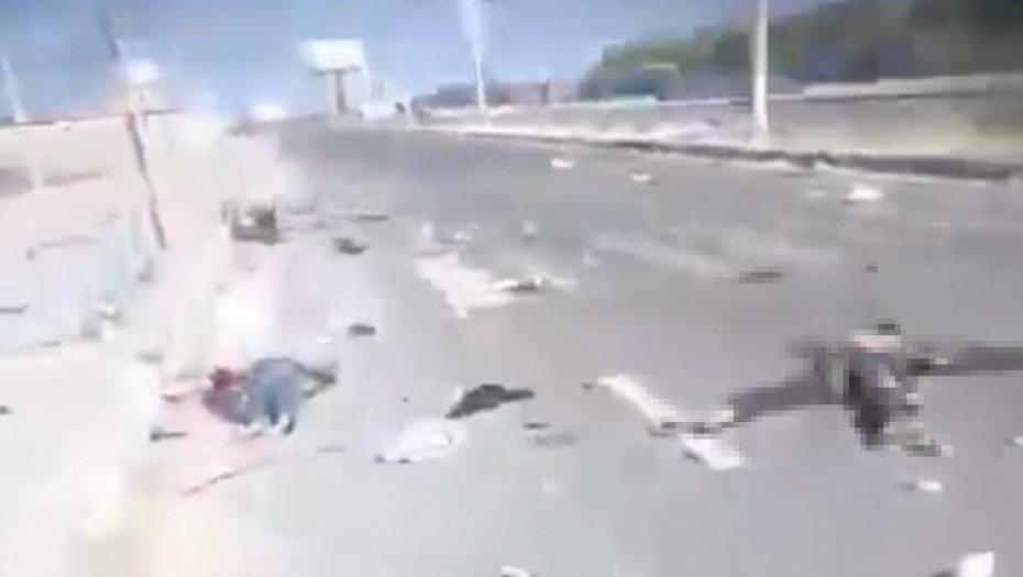 (UZNEMIRUJUĆI VIDEO) MASAKR U GAZI Tela civila leže nasred auto-puta, među žrtvama i deca