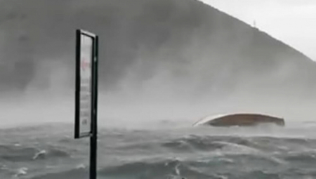 ZASTRAŠUJUĆE SLIKE NEVREMENA IZ CRNE GORE! Voda stigla do šetališta, BRODOVI SU PREVRNUTI" (FOTO)